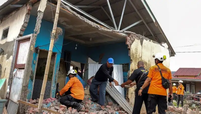 Endonezya'da 5,7 Büyüklüğünde Deprem: Camlar Kırıldı, 8 Ev Çöktü!