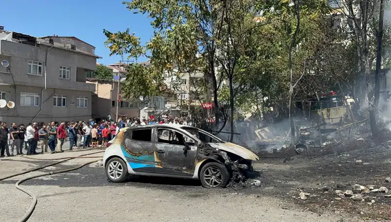 Gecekonduda Çıkan Yangın, Park Halindeki Araçları Kül Etti