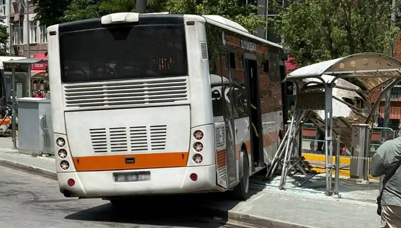 Belediye Otobüsü Tramvay Durağına Daldı: Kazanın Ayrıntıları ve Sonrası