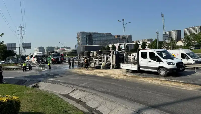 D-100 Yan Yolunda Beton Mikseri Devrildi; Trafik Felç Oldu!