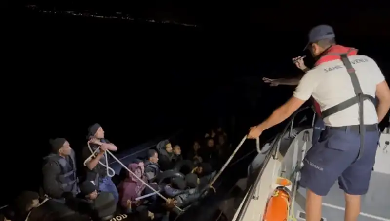 Çeşme'de Dramatik Kurtarma: 42 Kaçak Göçmen Denizde Sürüklendi