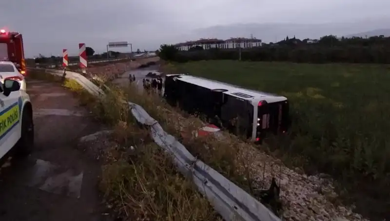 Manisa'da Yolcu Otobüsü Kazası: 15 Yaralı, Durumları Ciddi Mi?