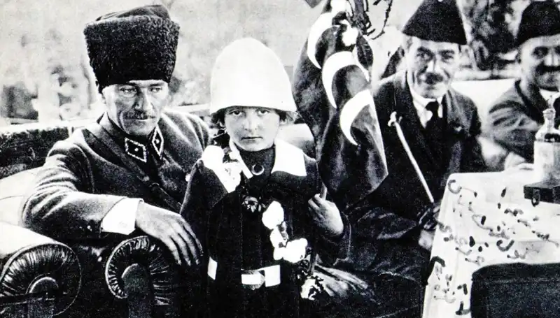 O Şapkanın Altında Doğan Bayram: Unutulmaz Fotoğrafın Hikayesi