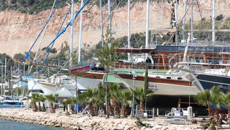 Kaş'ta Gezi Tekneleri Denizde Gün Sayıyor: Yaz Sezonuna Hazırlık