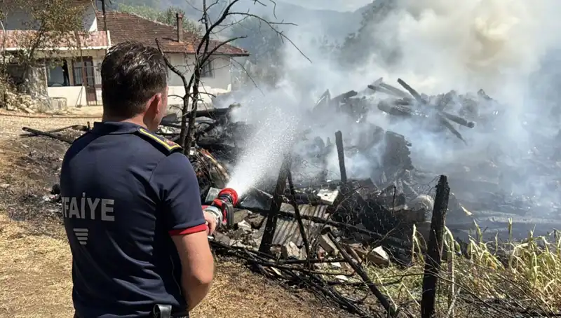 Evde Çıkan Yangın Tehlikeli Şekilde Ormana Sıçradı: Ekipler Zamanla Yarışıyor