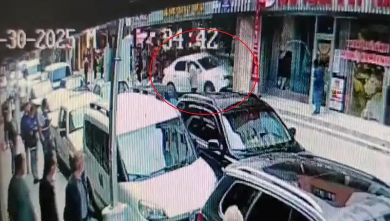 Alkollü Sürücünün Magazaya Daldığı Kazada İki Çocuk Son Anda Kurtuldu!