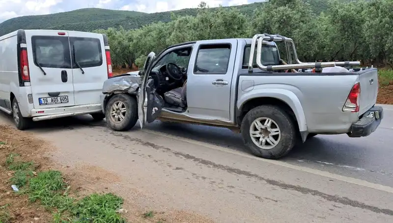 Bursa'da Minibüs ve Kamyonet Çarpıştı: Kazanın Ardındaki Gerçekler