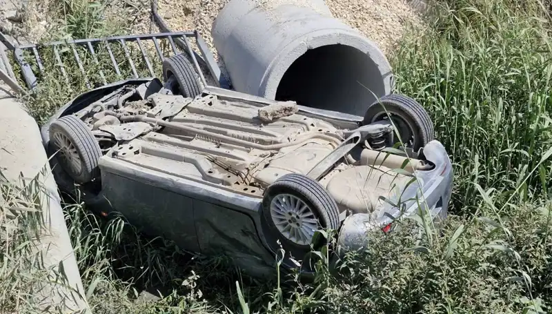 Pikapla Çarpışan Araç Su Kanalına Devrildi: Kazada Yaralıların Durumu Ciddi