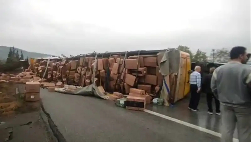 TEM Otoyolu'nda Dev TIR Devrildi: Ankara Yolu Ekipler Tarafından Kapatıldı