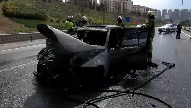 Alev Alev Yanan Otomobilin Külleri Mucizevi Bir Kurtuluş Getirdi