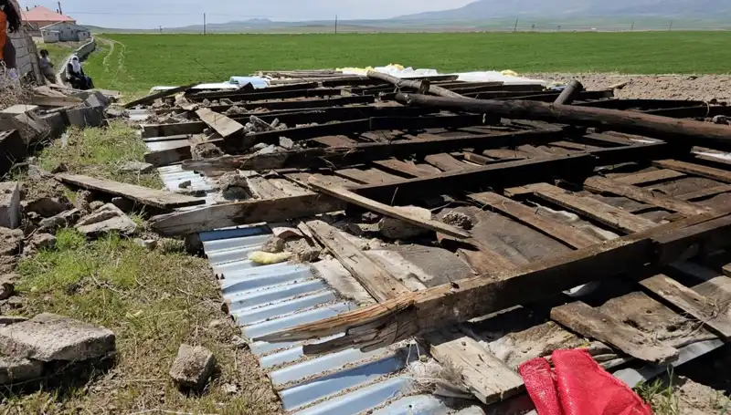 Bitlis’te Fırtına Alarmı: Çatılar Uçtu, Hayatı Olumsuz Etkiledi
