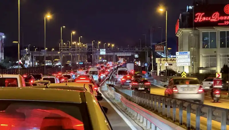 Yenibosna Metrobüs Yaya Üst Geçidinde Güvenlik ve Konfor Artırma Çalışmaları Başladı