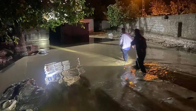 20 Dakikalık Yağmur, Sel Felaketi Getirdi: 1 Ev Çöktü, 3 Ev Boşaltıldı