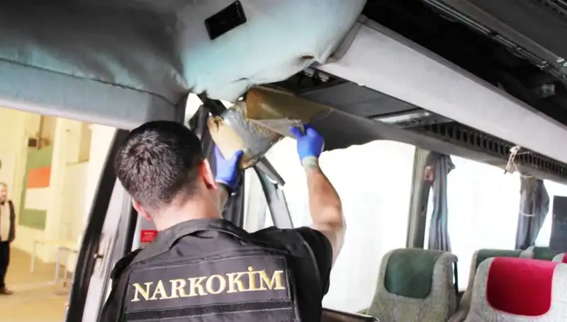 Sınır Kontrolllerinden Geçen Otobüste 77 Kilo Uyuşturucu Ele Geçirildi