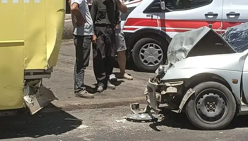 Halk Otobüsü ile Araç Çarpıştı: İki Kişi Yaralandı