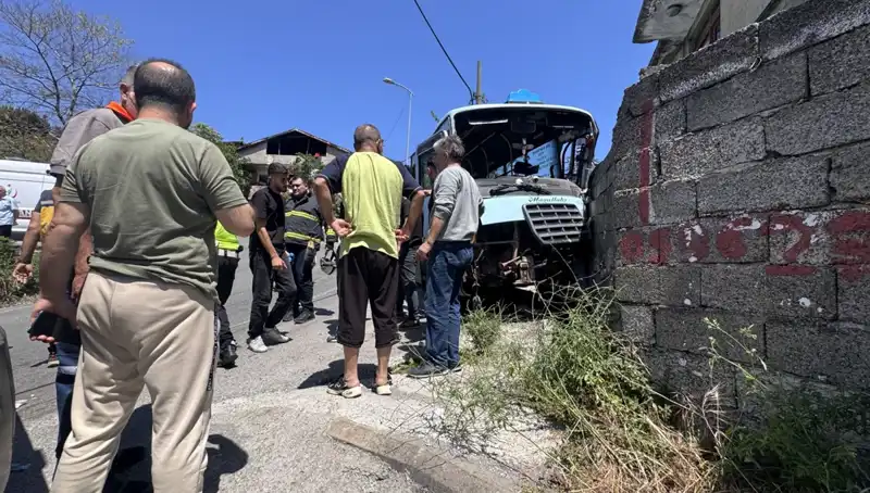 Minibüs Kontrolden Çıktı: Duvara Çarpma Sonucu 14 Kişi Yaralandı