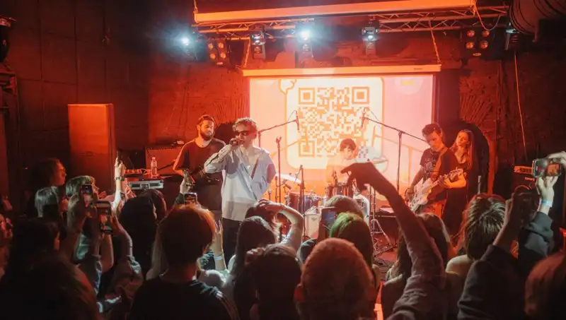 Savaşın Karanlığı Arasında Umut: Şehirde Konser Coşkusu ve Saldırılar