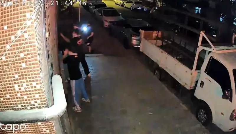 Abinin Selamı Var Diyerek Saldırdılar: Etek Giydirilen Gençler Darp Edildi