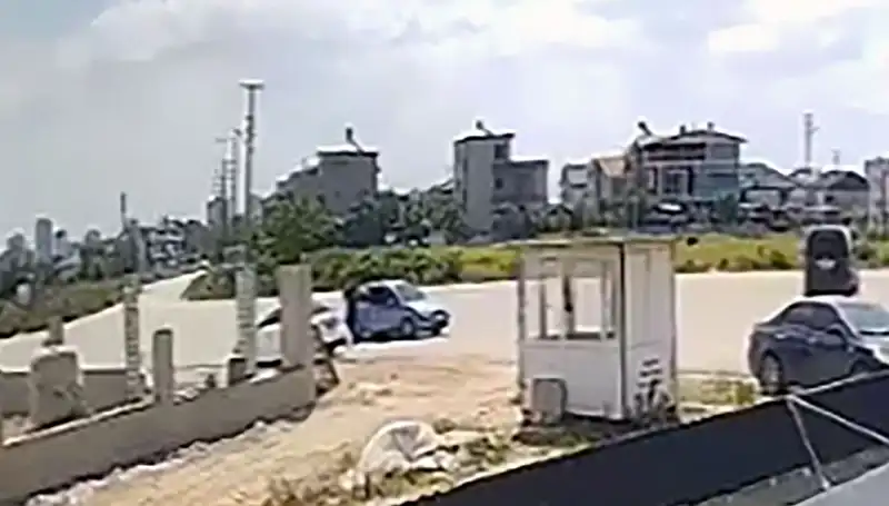 Park Halindeki Araçlardan Yüzbinlerce Lira Çaldılar: O Anlar Kamerada