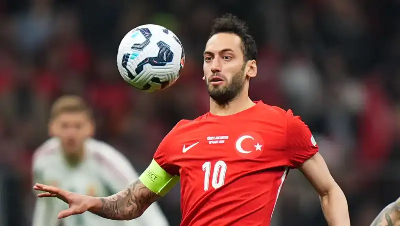 Fenerbahçe'nin Hakan Çalhanoğlu Teklifi: Mourinho ısrar ediyor, işte detaylar!