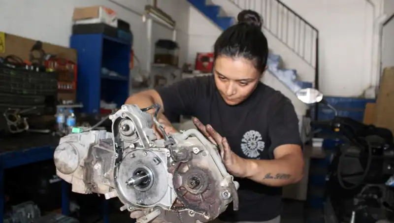 Eşi Çırak Bulamıyor, 33 Yaşındaki Hayriye Motor Ustası Olmayı Seçti