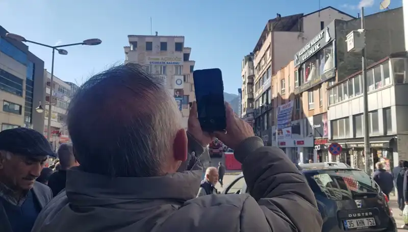 Çatıya Çıkan Kişiyi Görüntülemek İçin Yarışan Komşuların İlginç Anları
