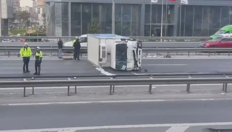 Basın Ekspress'te Kamyonet Devrildi: Trafik Aksadı, Olay Yerinde Kaos Bekleniyor