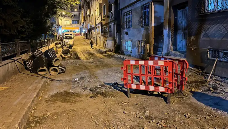 Bayrampaşa'da Altyapı Çalışmalarında Şok Gelişme: Rögar Kapağı Patladı!